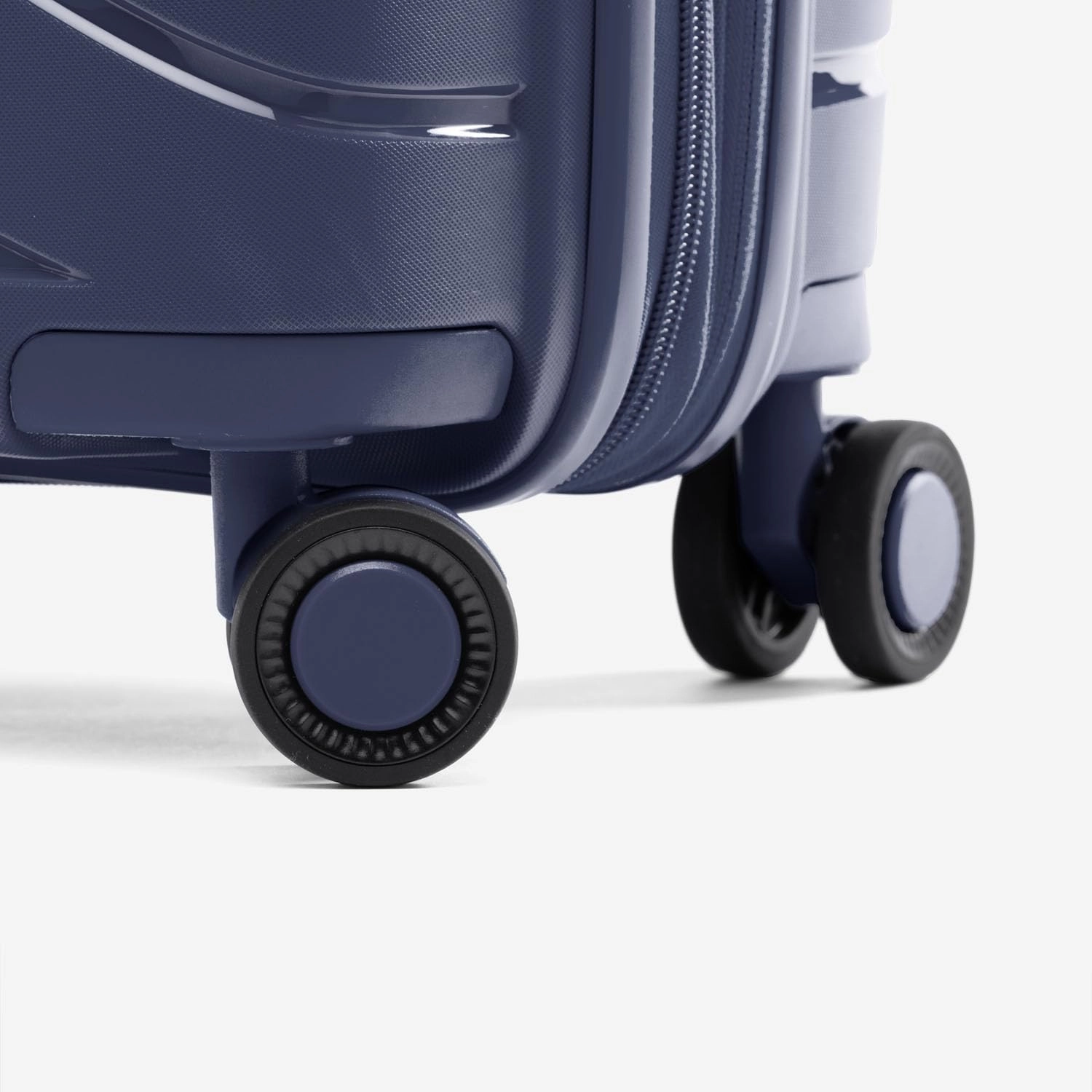 Atlantic Luggage Atlantic Convertible Medium to Large Checked Exp Hardside Spinner