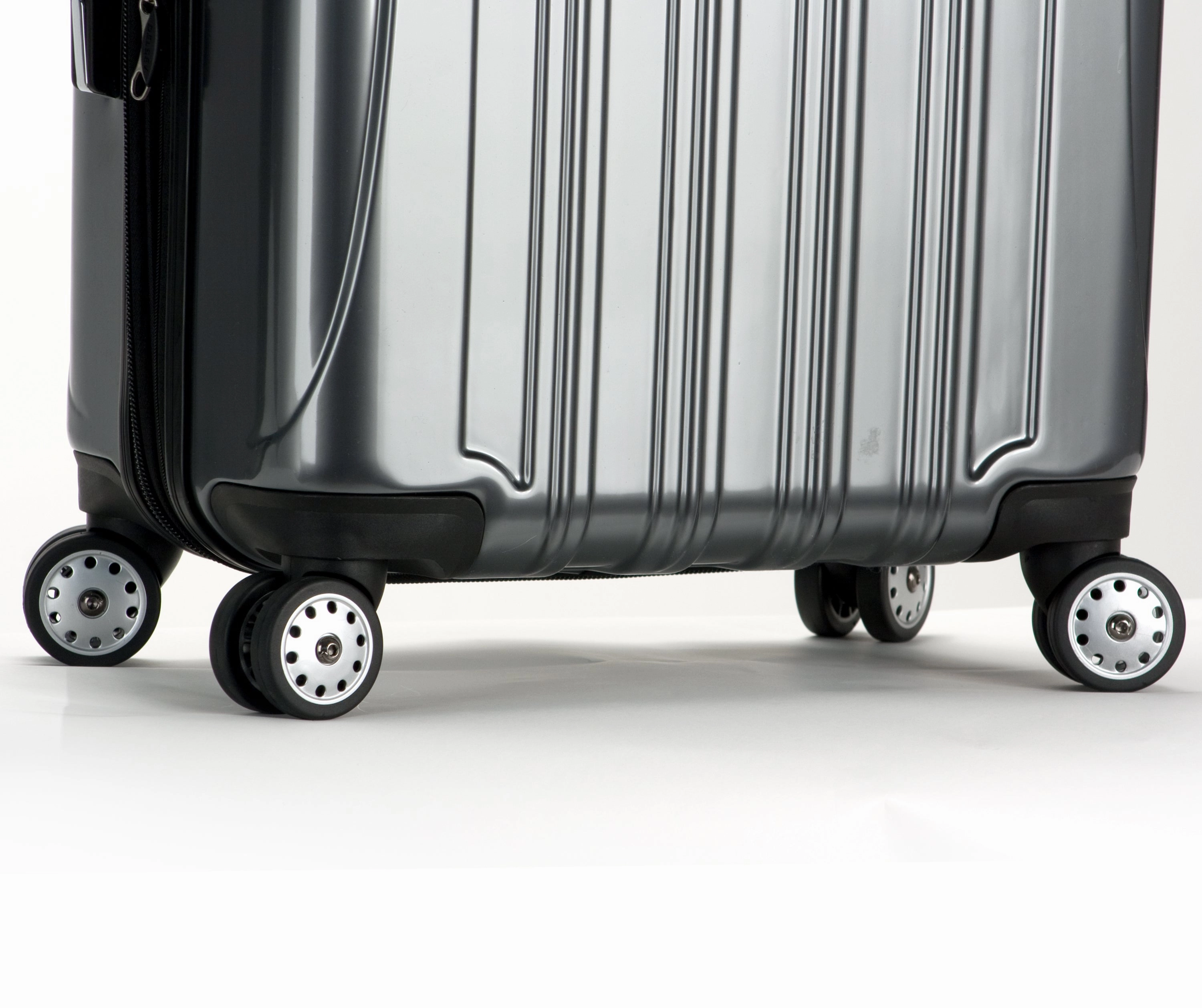 DELSEY Paris Helium Aero 19" 4-Wheel International Carry-On Luggage
