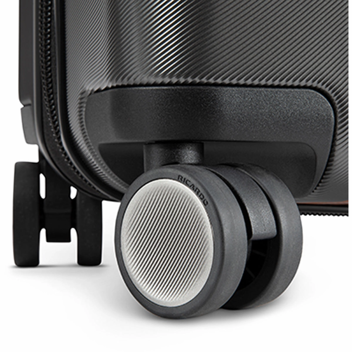 Ricardo Beverly Hills Montecito 2.0 Medium Check-In Spinner