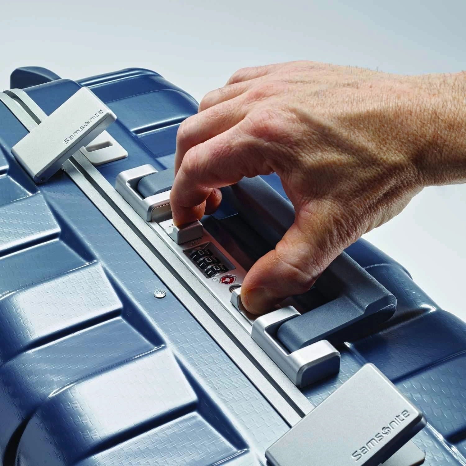 Samsonite Framelock 28" 4-Wheel Large Luggage