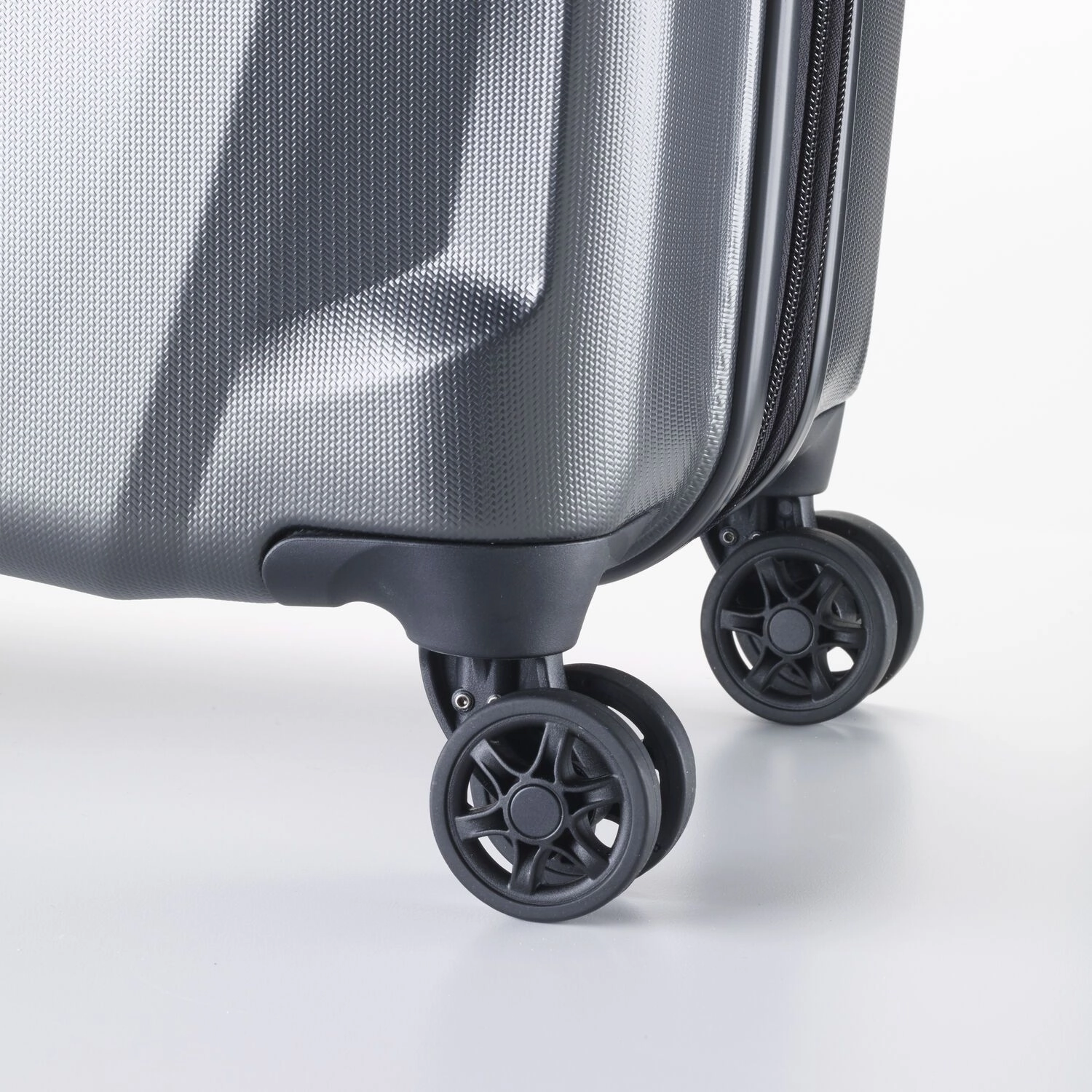Samsonite Pursuit DLX Plus Spinner Medium Expandable Luggage