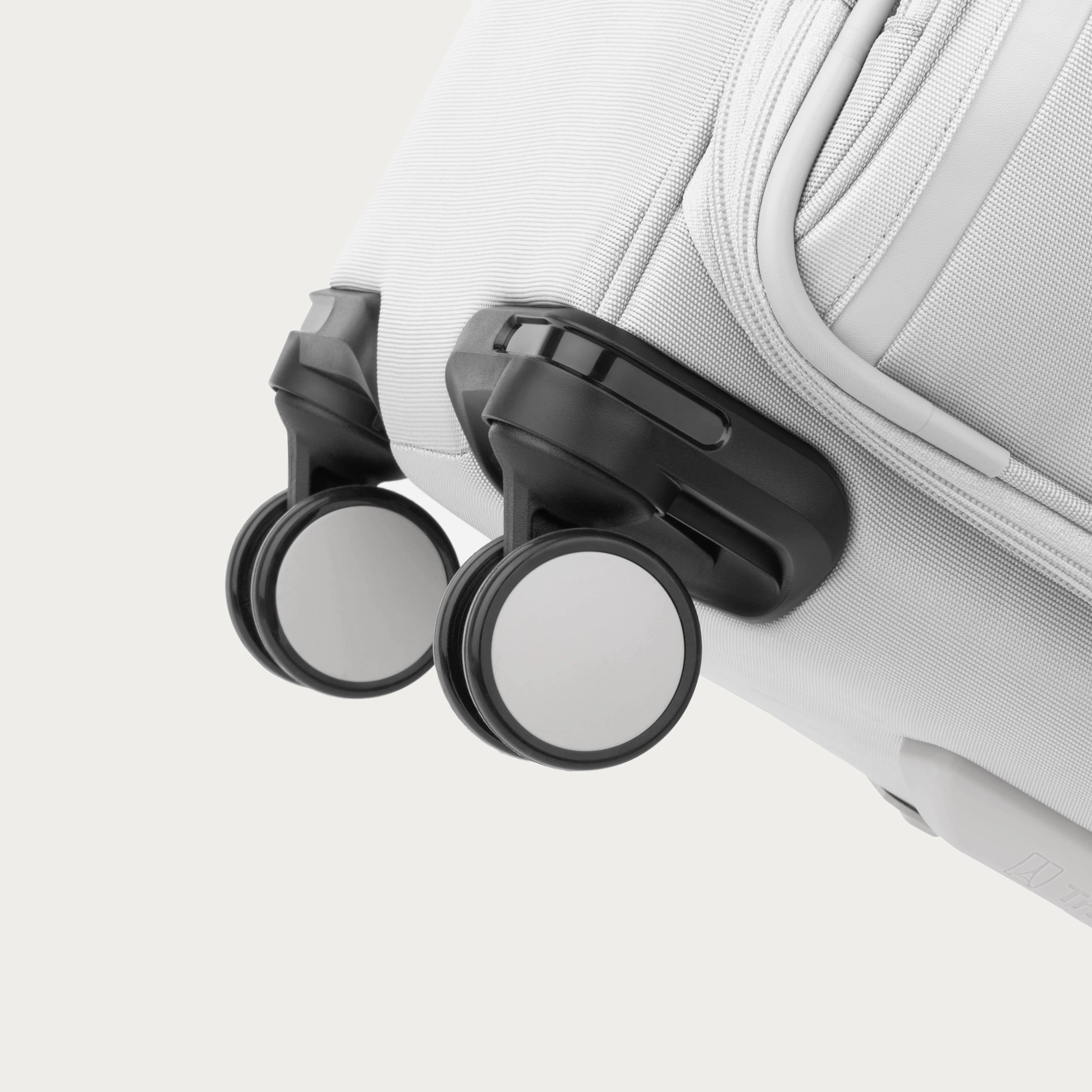 Travelpro VersaPack  Medium Check-in Expandable Spinner