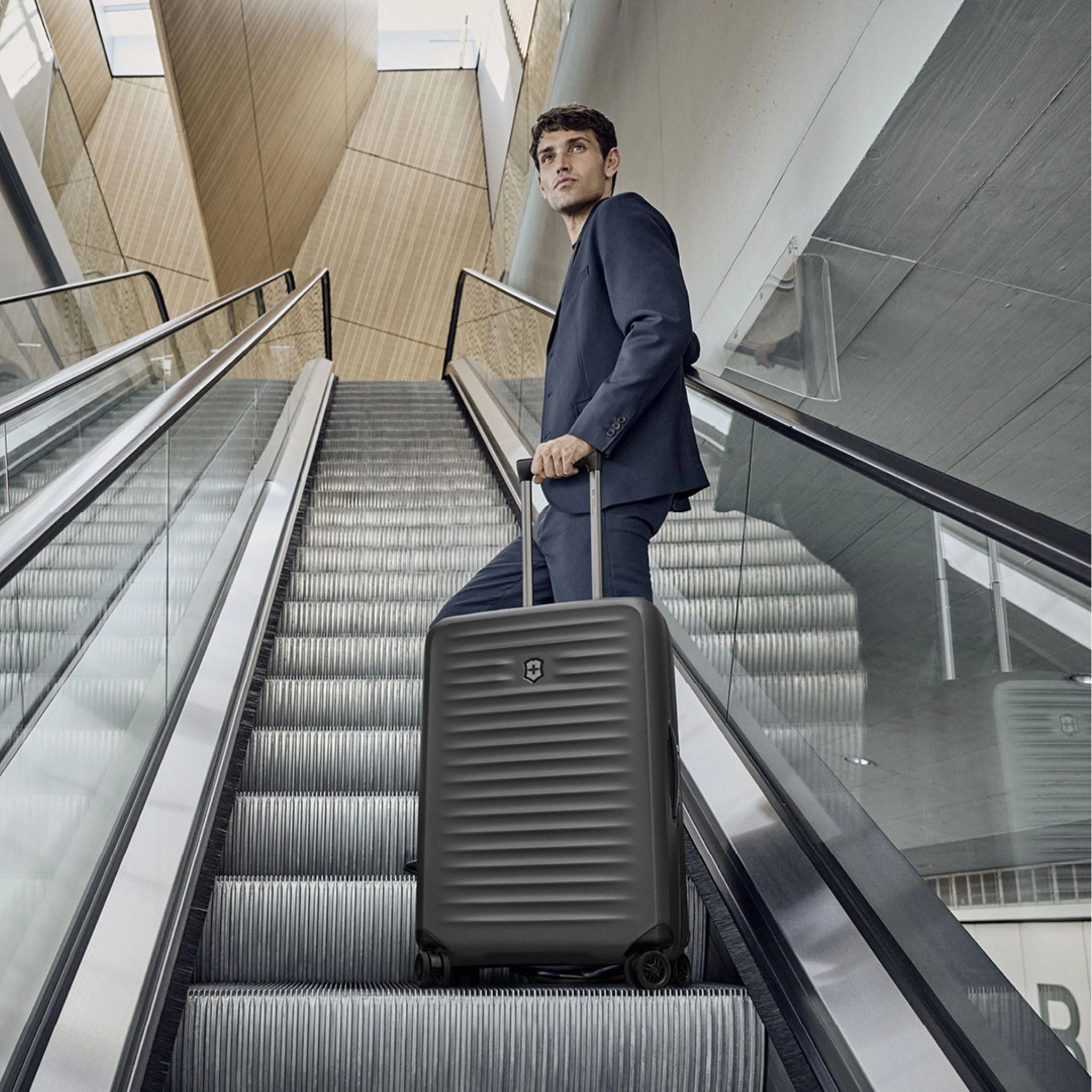 Victorinox Airox Advanced Medium Hardside Case